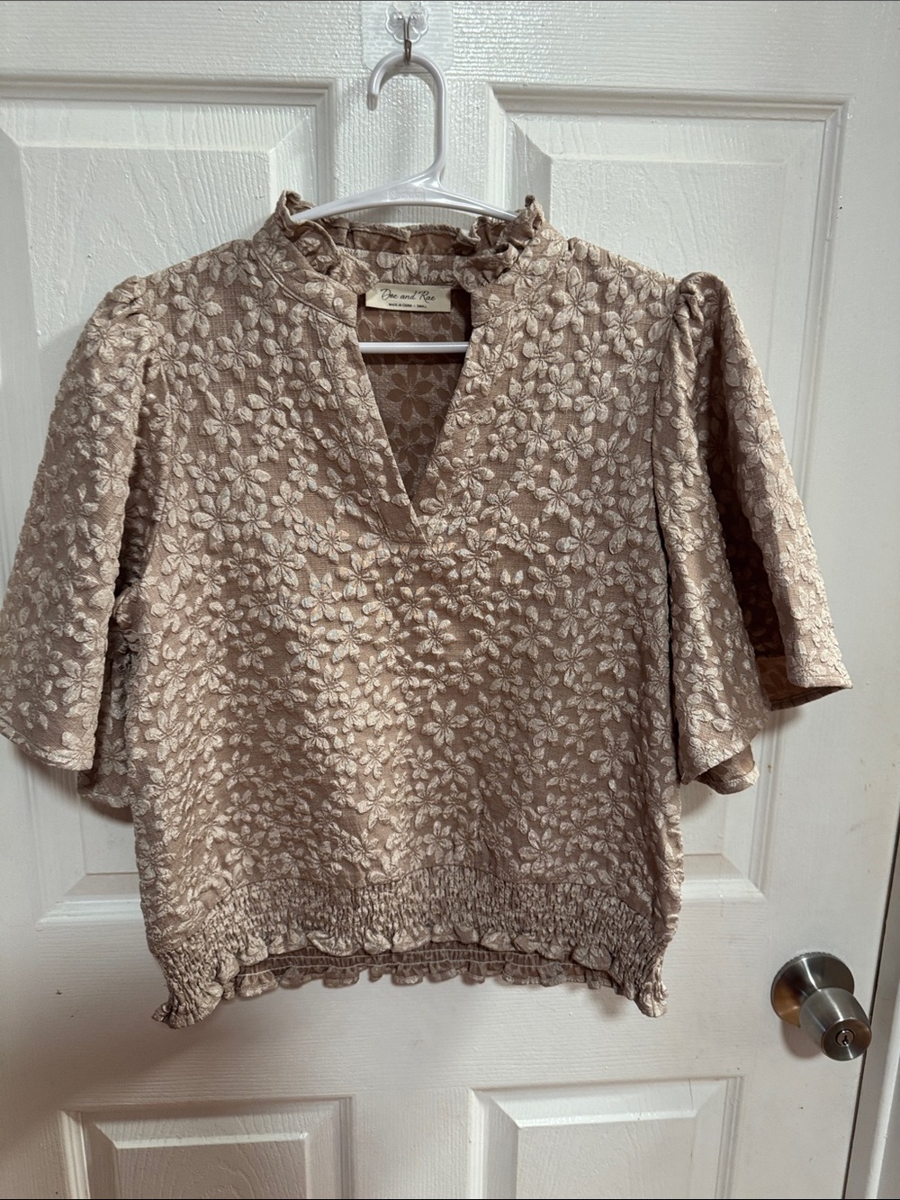 Doe & Rae Floral Embroidered Short Sleeve Blouse - Beige